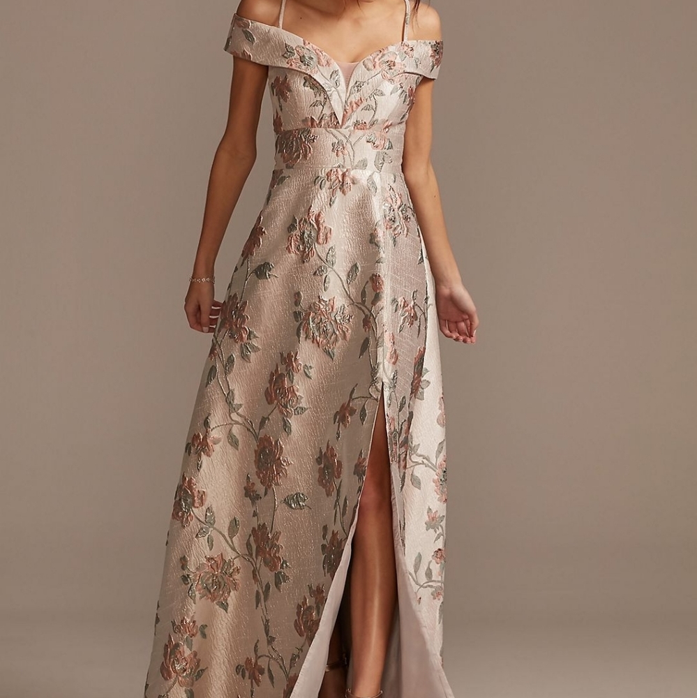 This evening gown/ prom dress